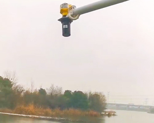 Integrated ultrasonic level gauge